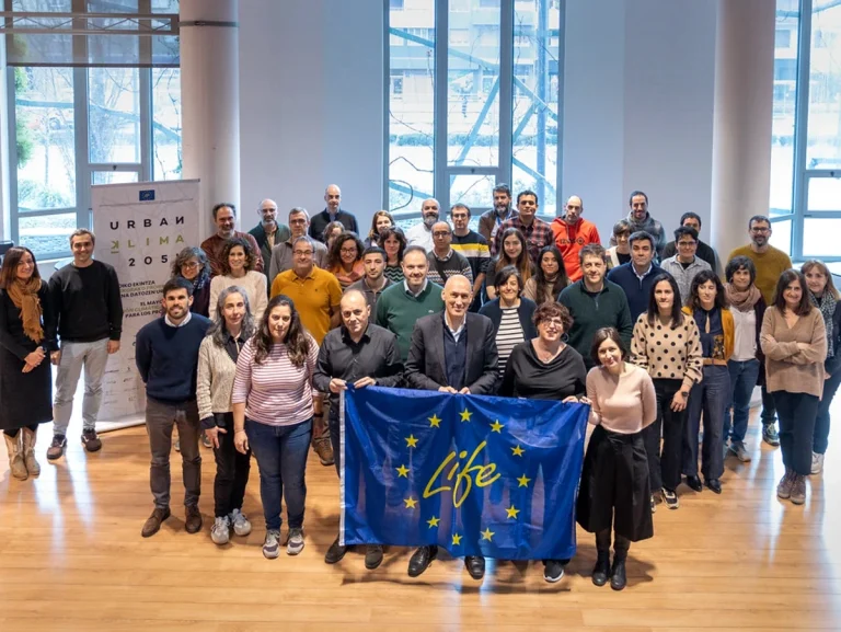 Grupo de personas sosteniendo una bandera de la UE en un evento