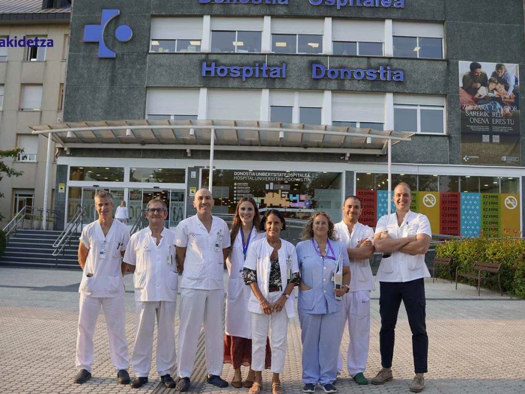 Equipo médico frente al Hospital Universitario Donostia