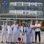 Equipo médico frente al Hospital Universitario Donostia