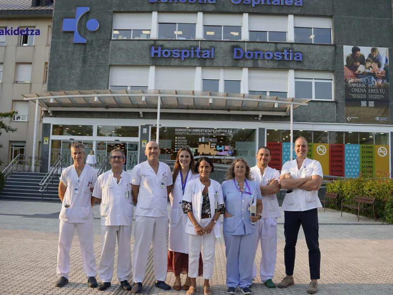 Equipo médico frente al Hospital Universitario Donostia