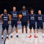 Cinco jugadores del Baskonia posando en la cancha de baloncesto