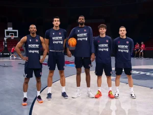 Cinco jugadores del Baskonia posando en la cancha de baloncesto