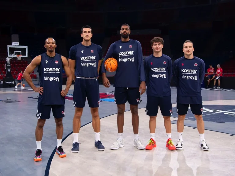 Cinco jugadores del Baskonia posando en la cancha de baloncesto