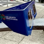 Gafas de eclipse certificadas del Gobierno Vasco sobre una superficie.