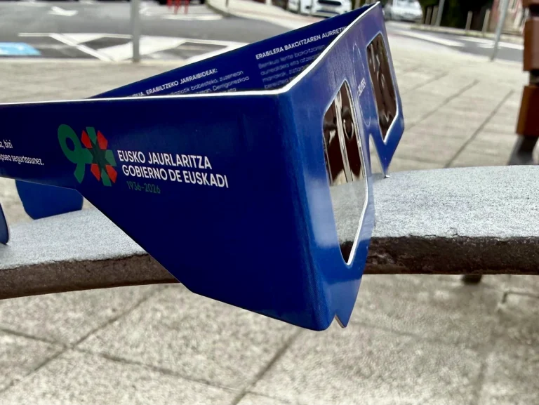 Gafas de eclipse certificadas del Gobierno Vasco sobre una superficie.