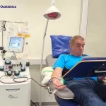 Hombre donando plasma en el Hospital de Eibar con equipo médico.