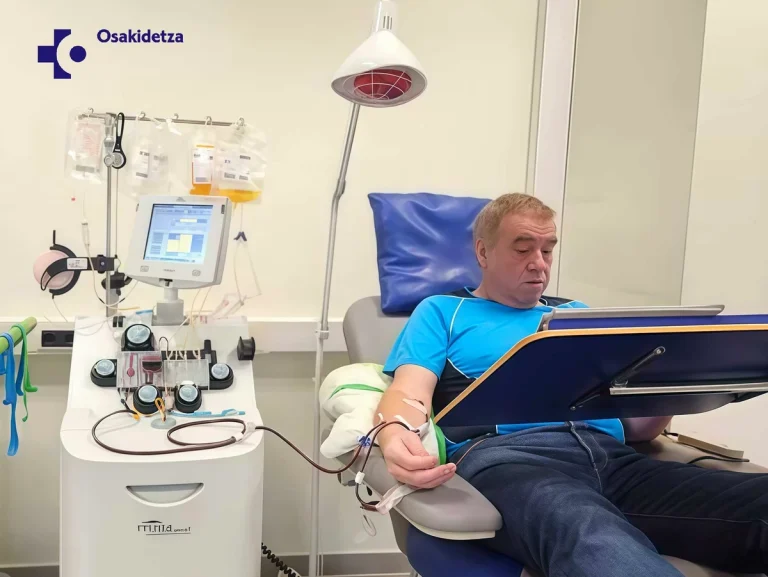 Hombre donando plasma en el Hospital de Eibar con equipo médico.