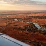 Vista aérea de un paisaje africano con ríos y campos secos