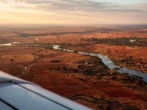 Vista aérea de un paisaje africano con ríos y campos secos