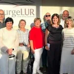 Grupo de personas posando frente al logo de BurgeLUR en Elburgo.