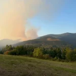 Humo de un incendio forestal en Llanteno, Ayala, con montañas al fondo.