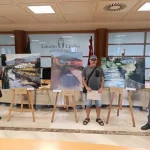 Cuatro artistas junto a sus obras en el Concurso de Pintura de los Sanrokes.
