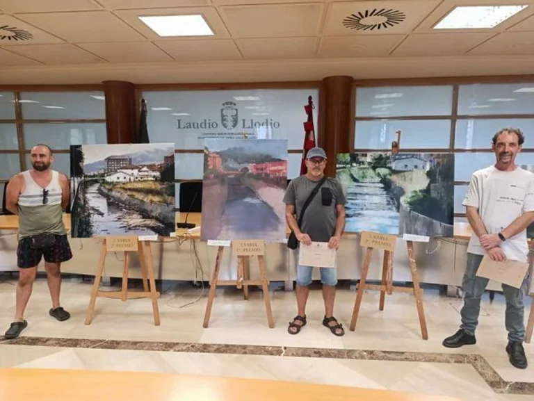 Cuatro artistas junto a sus obras en el Concurso de Pintura de los Sanrokes.