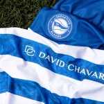 Uniforme del Deportivo Alavés Femenino con logo de David Chávarri