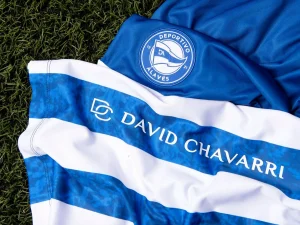 Uniforme del Deportivo Alavés Femenino con logo de David Chávarri