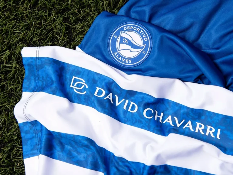 Uniforme del Deportivo Alavés Femenino con logo de David Chávarri