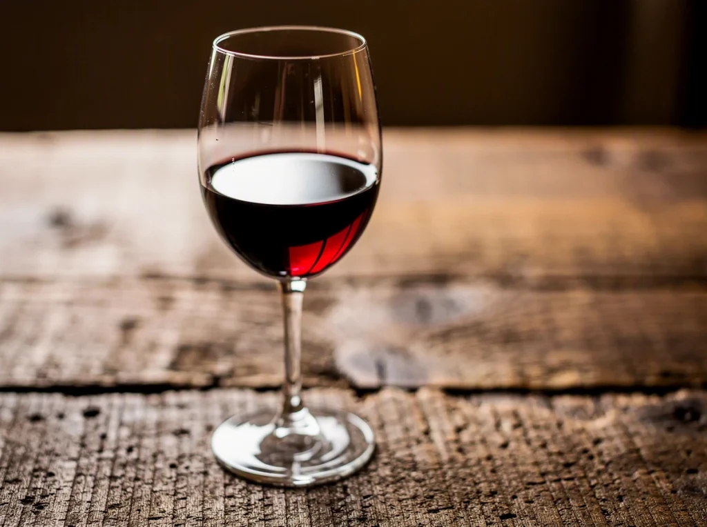 Copa de vino tinto sobre una mesa de madera