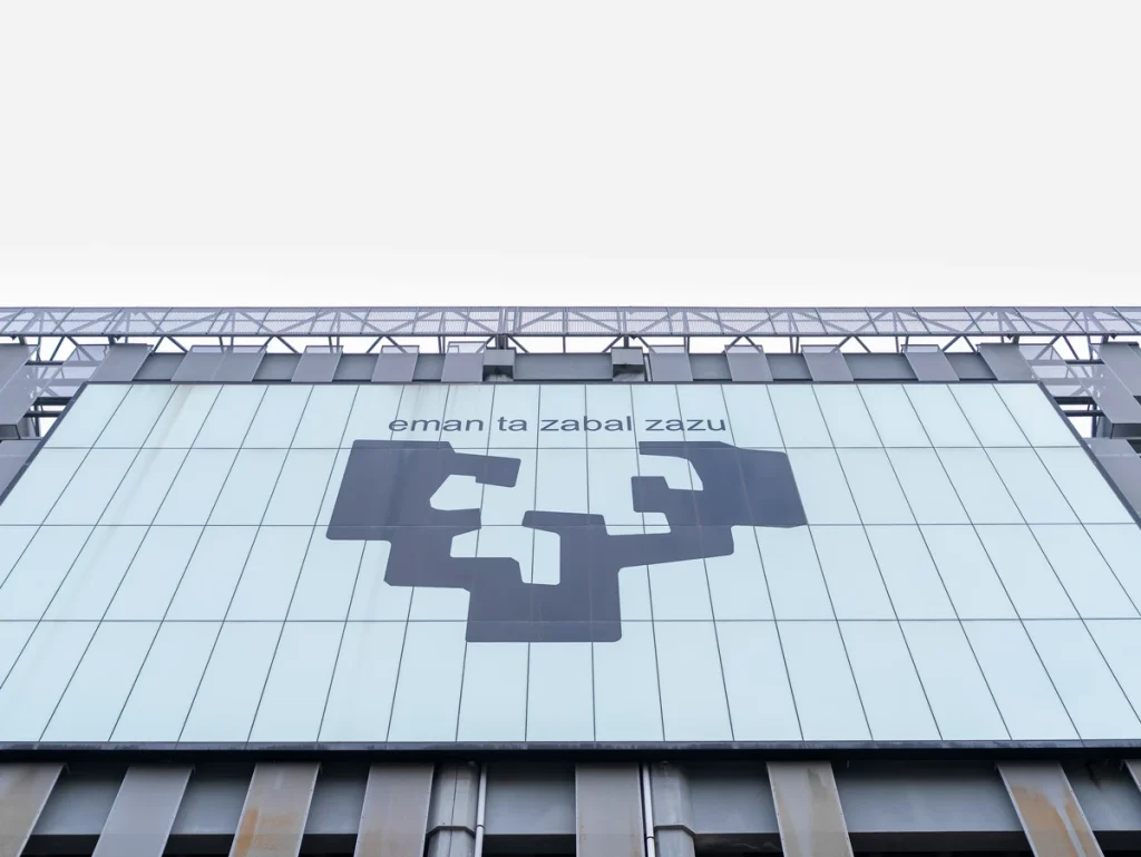 Fachada de la Universidad del País Vasco con su logo