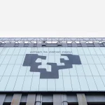 Fachada de la Universidad del País Vasco con su logo