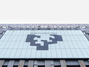 Fachada de la Universidad del País Vasco con su logo