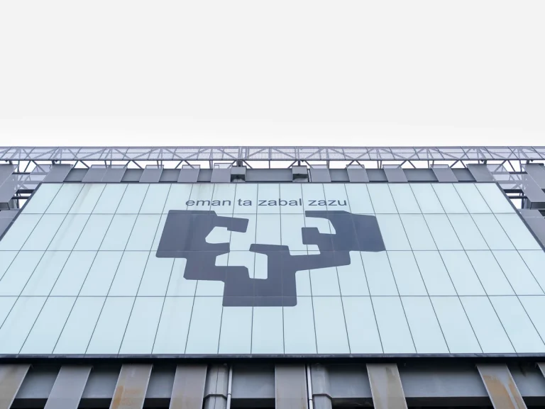 Fachada de la Universidad del País Vasco con su logo
