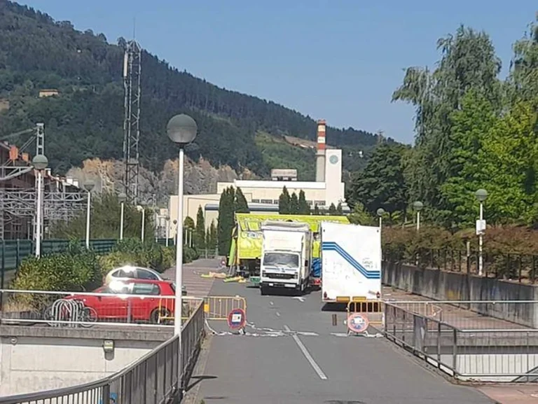 Camiones en el recinto ferial de Laudio, preparados para atracciones.