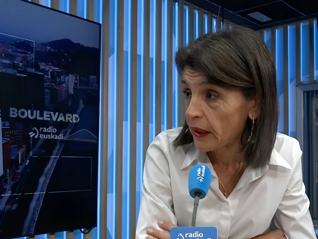 Nerea Melgosa hablando en un estudio de radio con micrófono