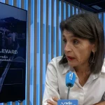 Nerea Melgosa hablando en un estudio de radio con micrófono