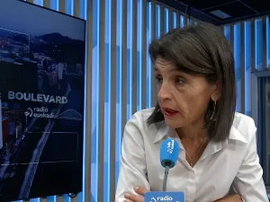 Nerea Melgosa hablando en un estudio de radio con micrófono