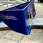 Gafas de eclipse solar del Gobierno de Euskadi sobre una superficie