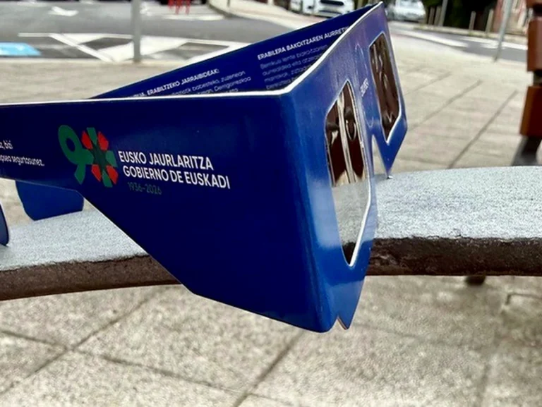 Gafas de eclipse solar del Gobierno de Euskadi sobre una superficie