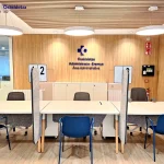 Área administrativa del centro de salud de Zuazo con mesas y sillas