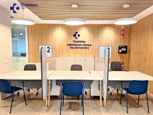 Área administrativa del centro de salud de Zuazo con mesas y sillas