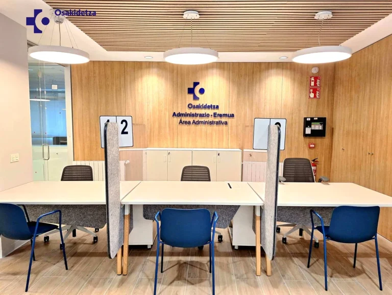 Área administrativa del centro de salud de Zuazo con mesas y sillas