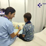 Mujer leyendo un cuento a un niño en un entorno médico
