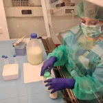 Profesional de la salud manipulando frascos de leche materna en un laboratorio