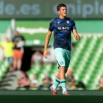 Jugador del Deportivo Alavés con camiseta de Silken Hoteles en el campo