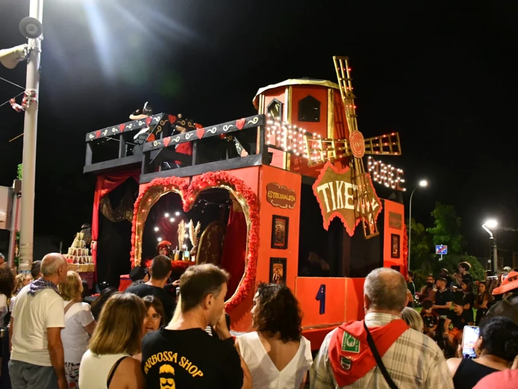 Carroza decorada con temática de Hércules en Amurrio