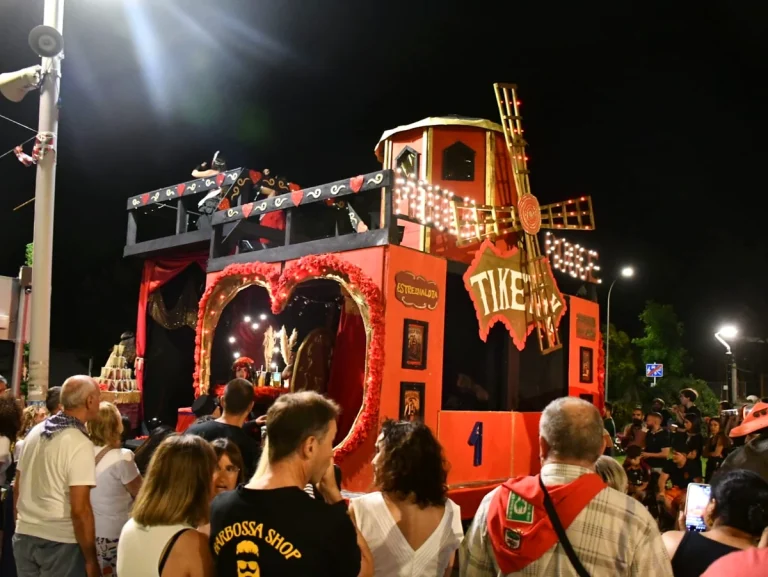 Carroza decorada con temática de Hércules en Amurrio