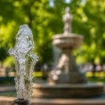 Chorro de agua de una fuente ornamental en un parque