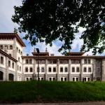 Edificio histórico restaurado con arquitectura singular