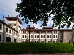 Edificio histórico restaurado con arquitectura singular