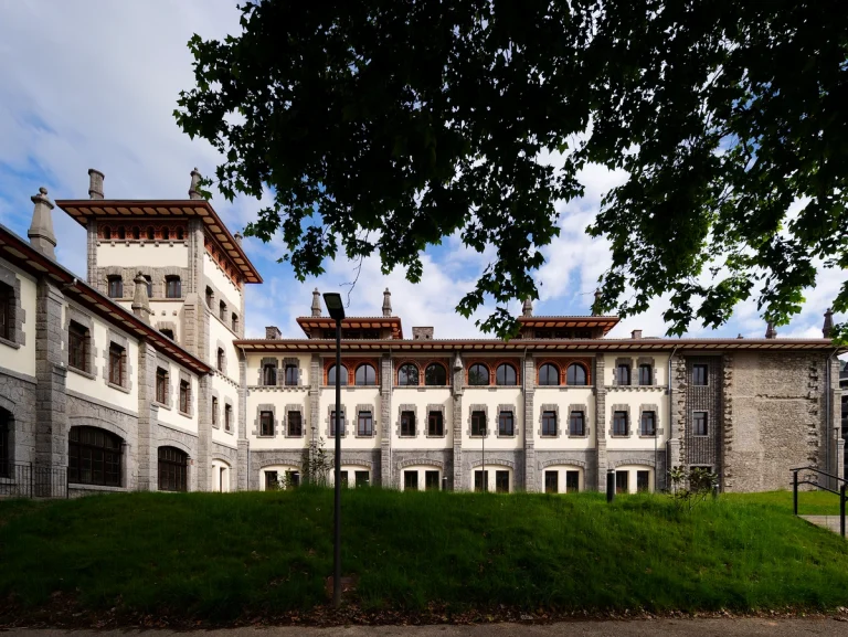 Edificio histórico restaurado con arquitectura singular