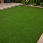 Césped artificial verde en un campo deportivo renovado
