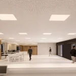 Interior moderno de oficina con personas caminando y luz natural