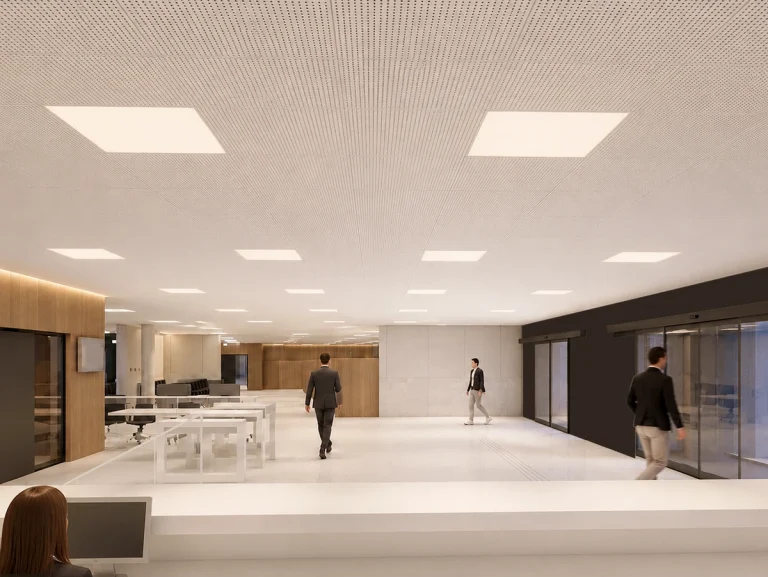 Interior moderno de oficina con personas caminando y luz natural